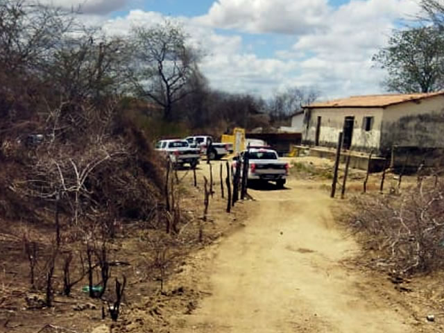 Após serem presos, os indivíduos e o material apreendido foram conduzidos à delegacia de Polícia Civil (Foto: Reprodução)