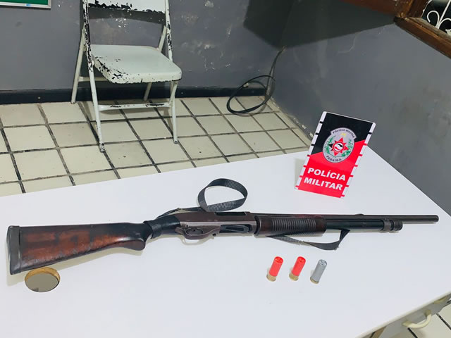 Diante do flagrante, o indivíduo recebeu voz de prisão e foi encaminhado à delegacia de Polícia Civil com a arma apreendida, para serem adotados os procedimentos cabíveis (Foto: Divulgação PMPB)