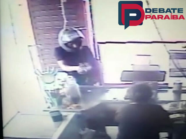 Vídeos: Criminosos armados praticam assalto em mercadinho na cidade de Sousa; câmeras de segurança registraram a ação