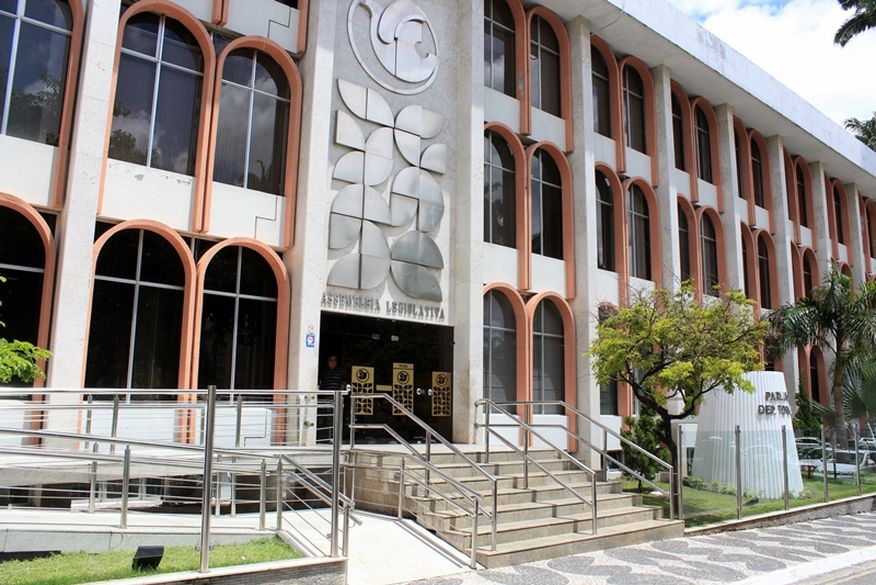 O presidente da Casa, Adriano Galdino, decretou três dias de luto e atividades suspensas pelo falecimento do ex-governador. (Foto: Reprodução).