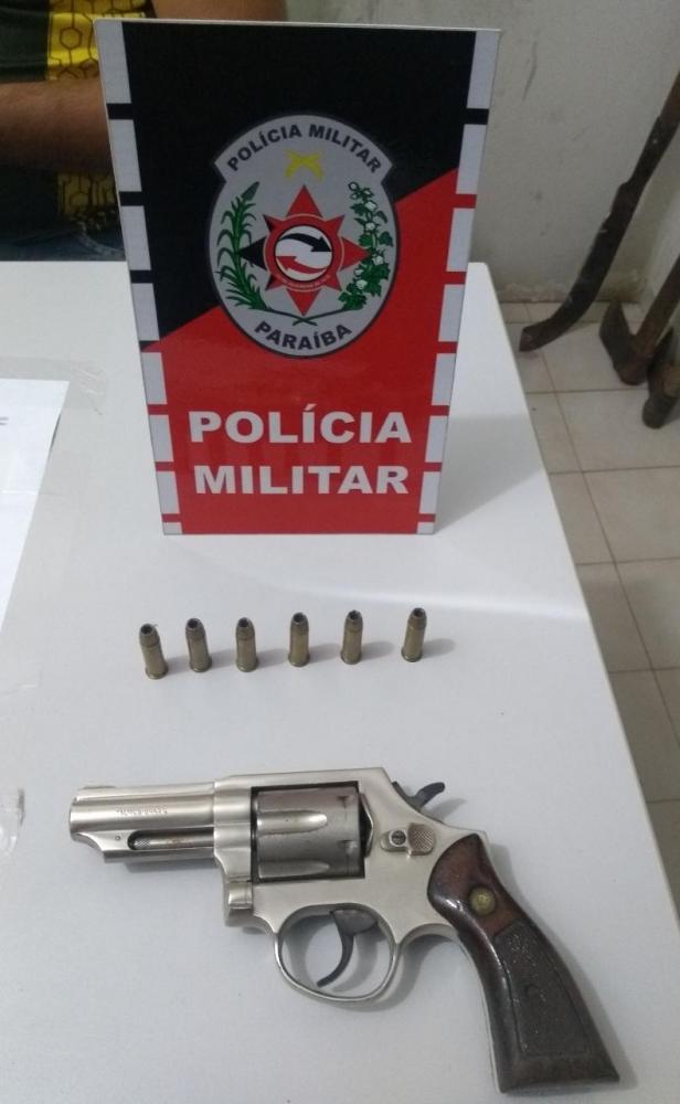 PM prende homem com armas e munições. (Foto: Assessoria).