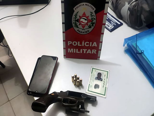 Durante a abordagem, foi encontrado em posse de Vitor Gabriel da Silva Santos de 18 anos, o revólver calibre .38 utilizado para praticar o assalto (Foto: Reprodução)