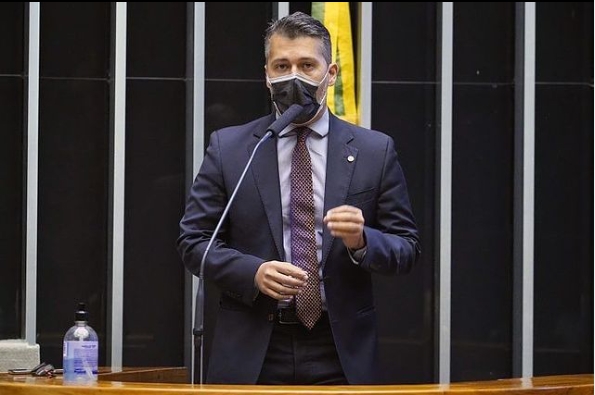 Comissões da Câmara dos Deputados aprovam PL de Leonardo Gadelha que determina a instalação de placas sobre abandono de animais em rodovias