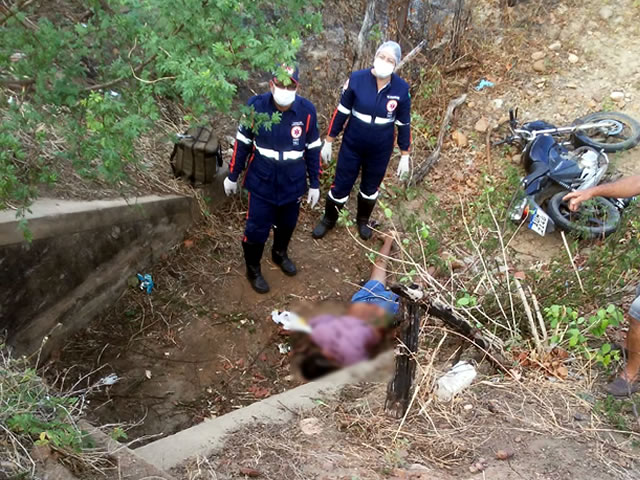 Após serem realizados os procedimentos necessários, o corpo foi levado ao IML para ser feita a autópsia (Foto: Reprodução)