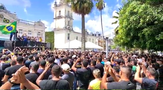Policiais e representantes da área protestaram na última segunda-feira, em João Pessoa (Foto: Blog do Helder Moura).