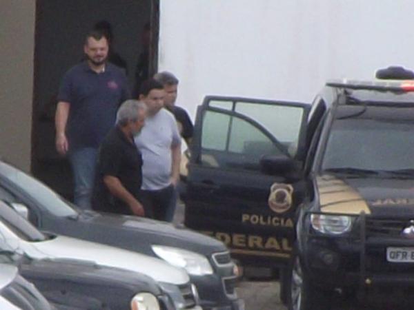 Fabiano Gomes saiu escoltado por agentes da PF para audiência de custódia (Foto: Felipe Machtoub, via WhatsApp).