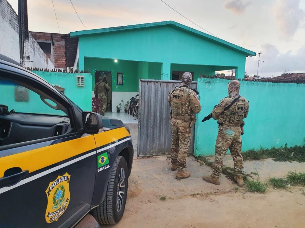 Três homens foram presos no bairro Jardim Veneza. O quarto homem já estava preso e articulava os assaltos de dentro do presídio (Foto: Reprodução)