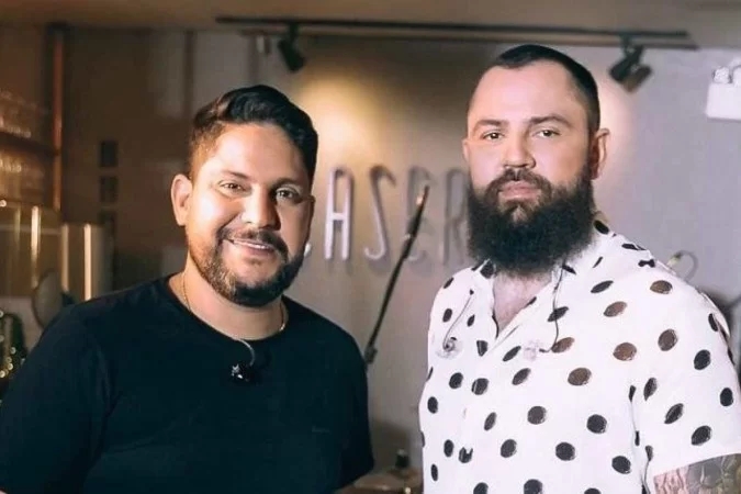 Mateus, à direita, foi diagnosticado com covid-19. O teste de Jorge, à esquerda, deu inconclusivo, mas a dupla segue em isolamento e cancelou os shows - (Foto: Dani Valverde)