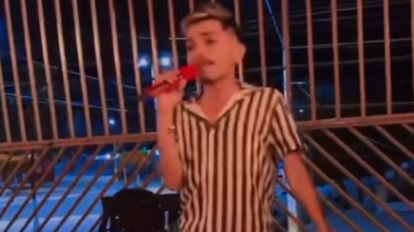 O cantor New Boy era de Quixadá e deixa um filho de um ano de idade (Foto: Reprodução/Vídeo)