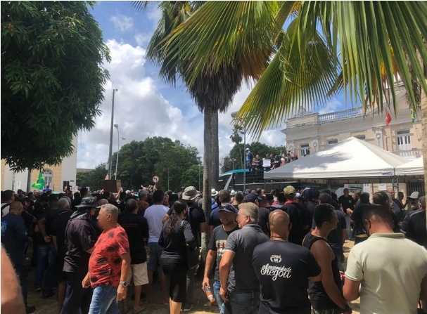 Vereadores e lideranças de Patos estiveram presentes na manifestação. (Foto: Redes Sociais)