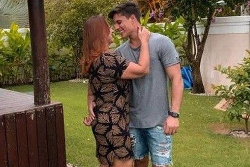 Ela vinha sendo pressionada pela família a terminar o romance, principalmente depois que várias histórias sobre o rapaz vieram a público (Foto: Reprodução).