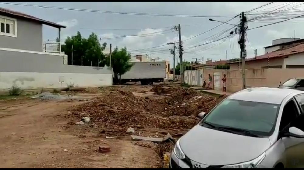 Ruas de Sousa têm carro atolado e crateras e moradores protestam: 