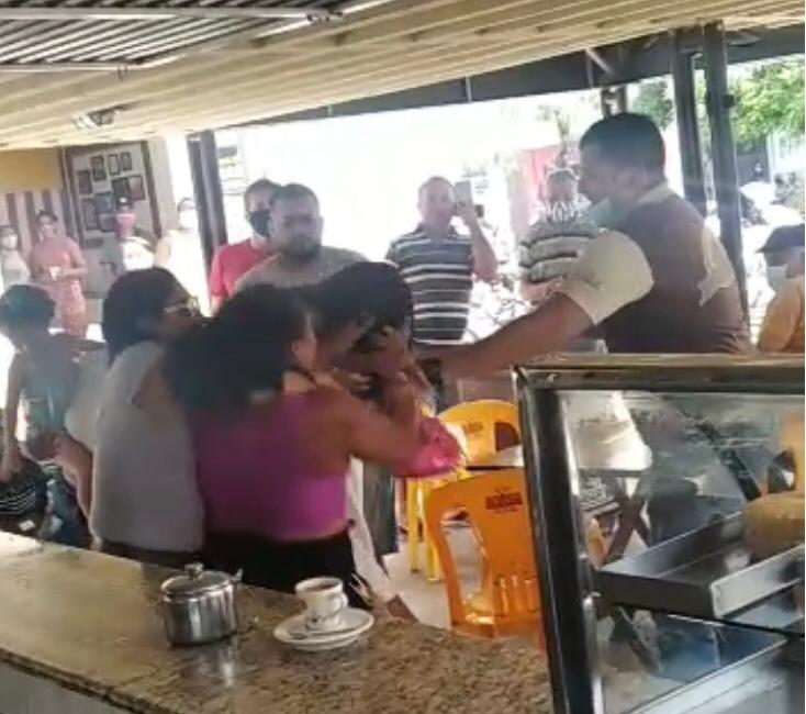 As duas mulheres ao se desentenderem passaram a trocar socos, pontapés e puxões de cabelo, sendo necessário outras pessoas intervirem para apaziguar os ânimos (Foto: Reprodução Redes Sociais)
