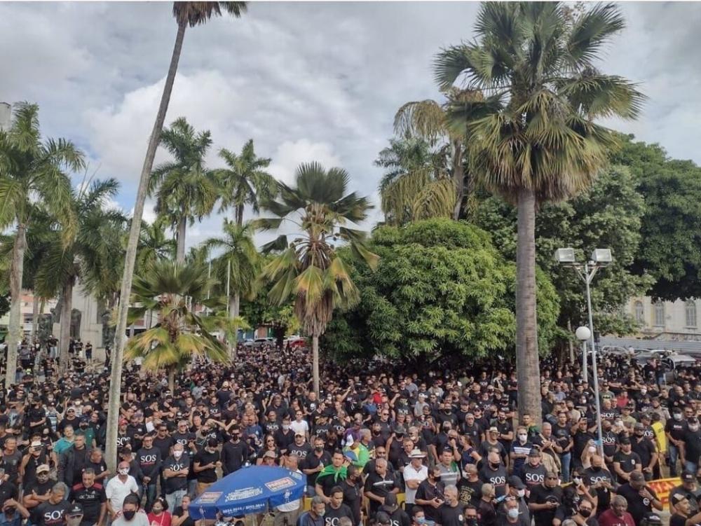 Aos gritos de “Fora, Euller!”, policiais e bombeiros militares da Paraíba fazem protesto contra Lei de Proteção aos Militares