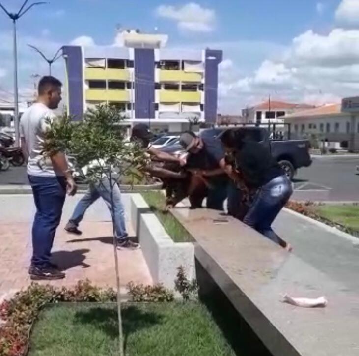 O motivo da confusão entre as mulheres não foi revelado (Foto: Reprodução)