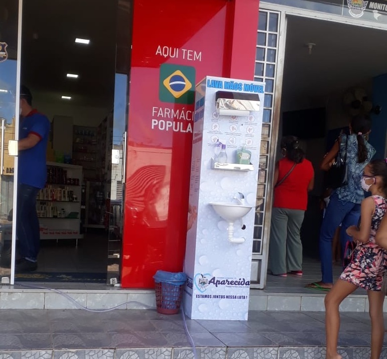 Prefeitura instala um lavatório para que as pessoas possam higienizar as mãos evitando a proliferação do vírus. (Foto: Reprodução).