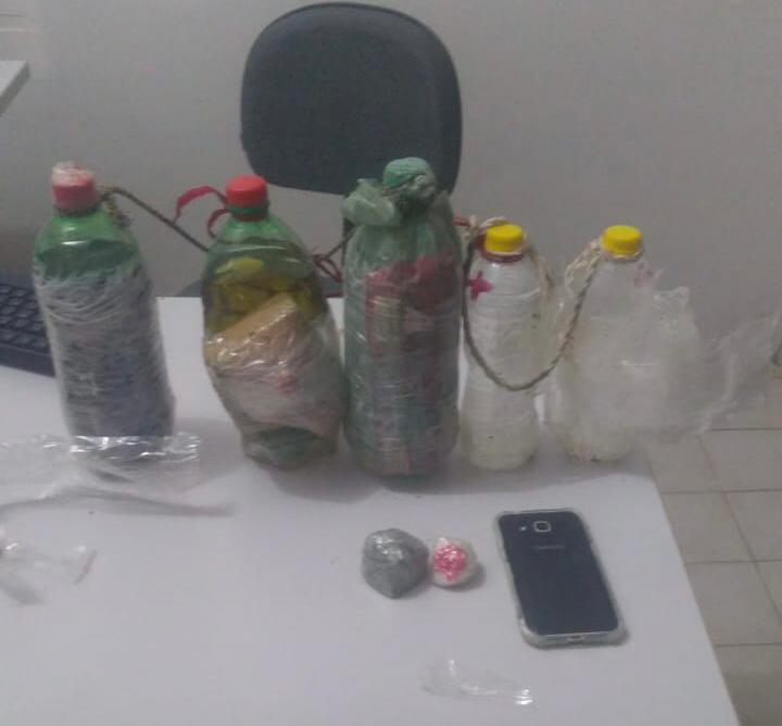 Com o suspeito, os militares encontraram em sua posse cerca de 283 gramas de maconha, 15 gramas de cocaína, cinco garrafas de bebida alcóolica e um celular (Foto: Reprodução)