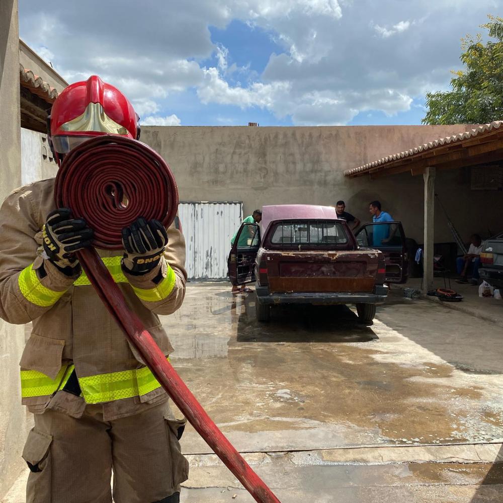 No incêndio ocorreu apenas danos materiais no automóvel e não teve nenhuma vítima (Foto: Reprodução CBMP)