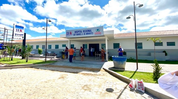 Jovem tenta por fim a própria vida desferindo golpes de faca no pescoço na cidade de Sousa