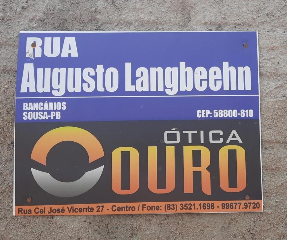 Moradores denunciam ação da Prefeitura para cobrir buracos em rua: “Vão jogar piçarra na rua, mas ignorando os buracos de esgoto que têm na via”