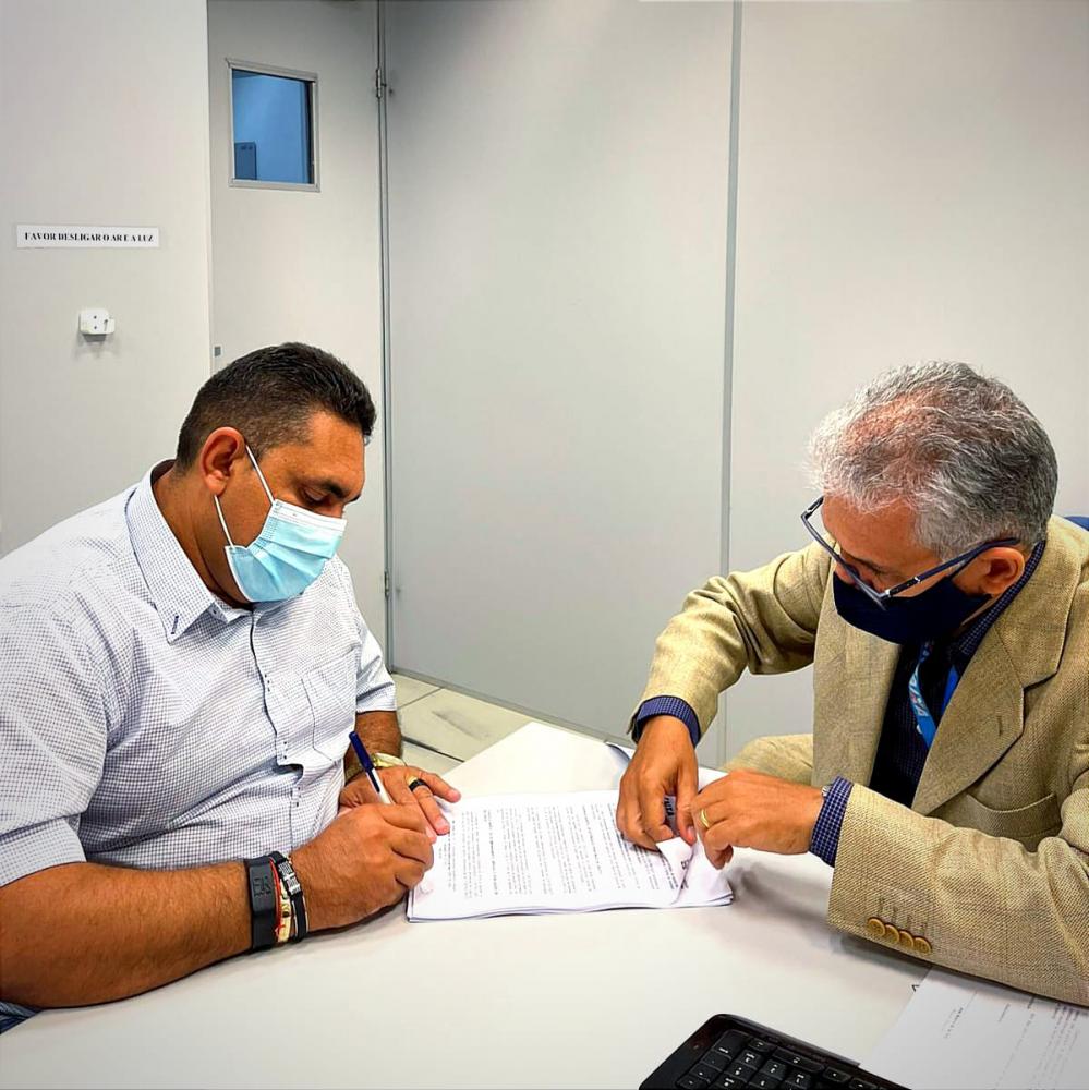 João Neto assina dois convênios para pavimentação de ruas de Aparecida (Foto: Divulgação)