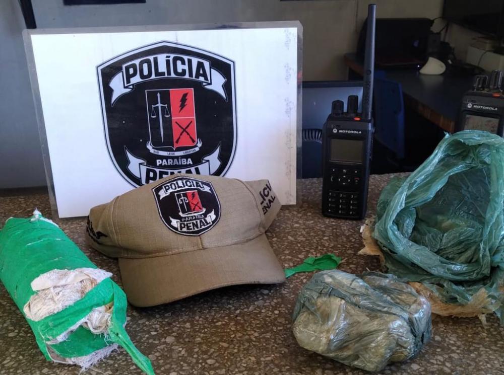 Drogas arremessadas para a Colônia Penal Agrícola do Sertão são apreendidas por policiais penais durante revista em Sousa