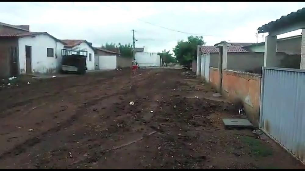 Moradores do Mutirão reclamam de obra de pavimentação feita pela Prefeitura: “A via virou um lamaçal após ela colocar massapê!”