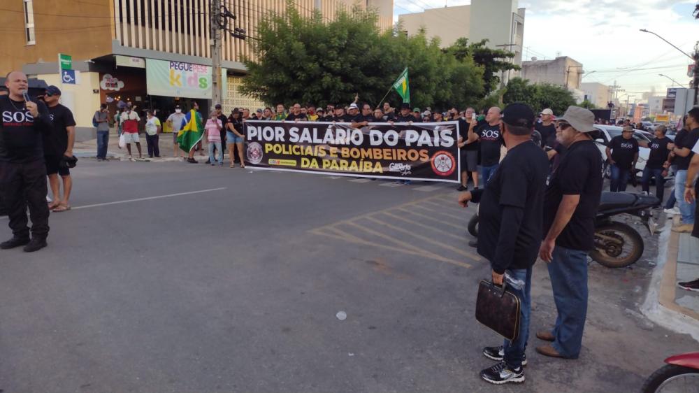 Vídeo: Policiais e Bombeiros militares realizam manifestação na cidade de Sousa contra o Governo do Estado; direitos foram reivindicados para as categorias