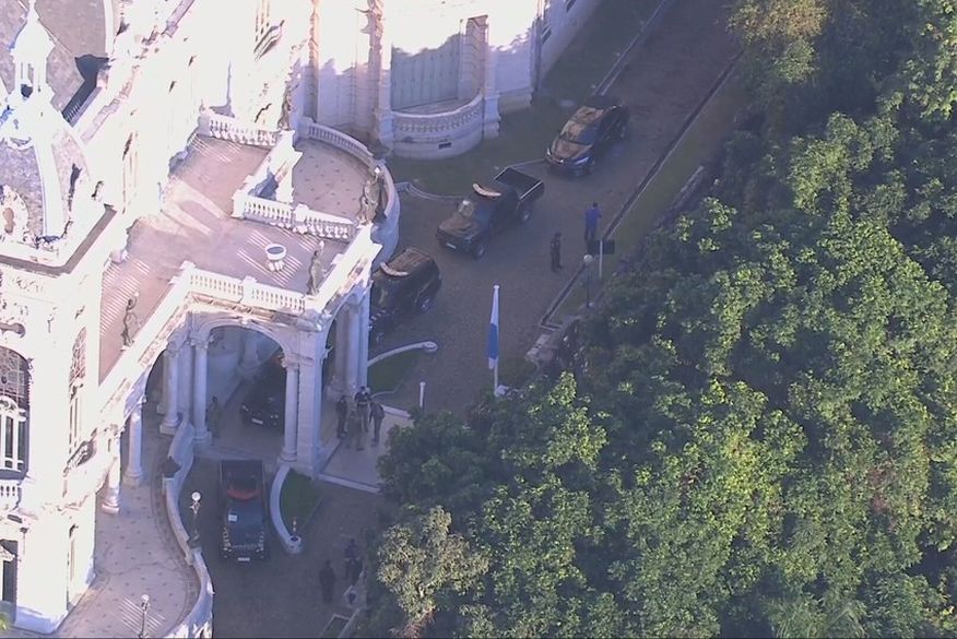 PF cumpre mandado de busca e apreensão na residencia oficial de Witzel (Foto: Reprodução).