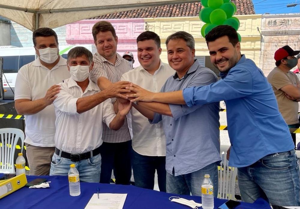 Ao lado do povo, o parlamentar comemora o aniversário da cidade. (Foto: Divulgação)