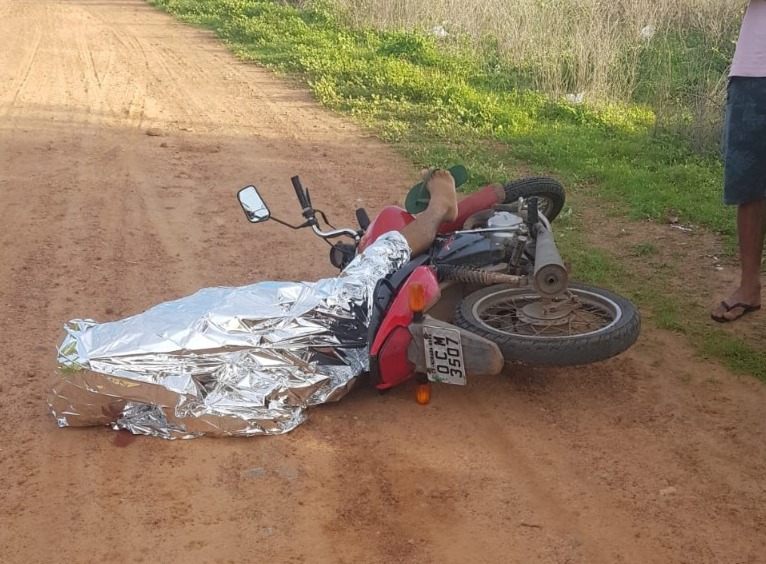 Após realizarem os procedimentos necessários, o corpo foi levado ao IML para ser feita a autópsia (Foto: Reprodução)