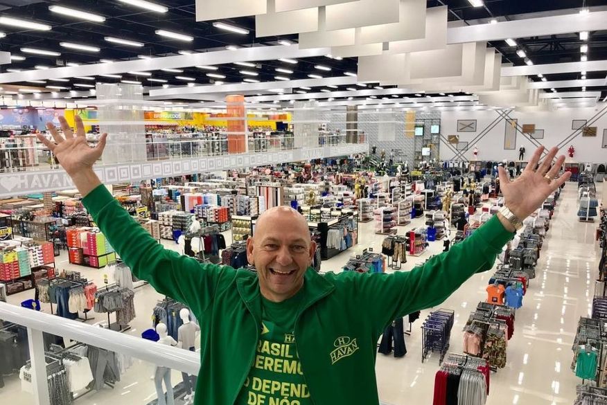 Luciano Hang é um dos alvos da operação (Foto: Reprodução).