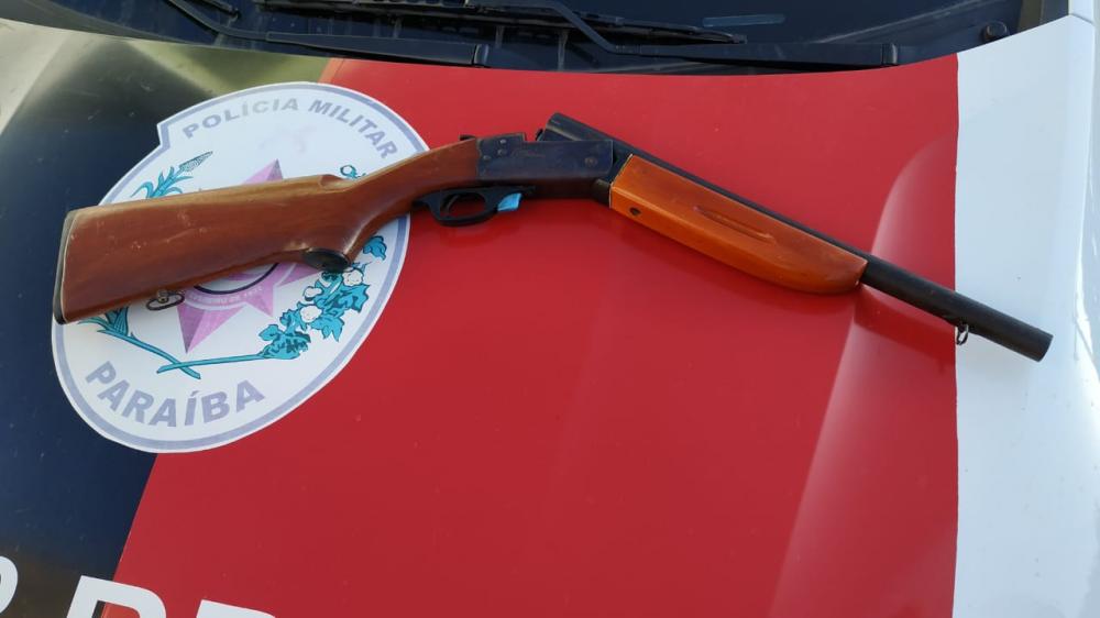 Arma de fogo é apreendida em Sousa. (Foto: Reprodução).