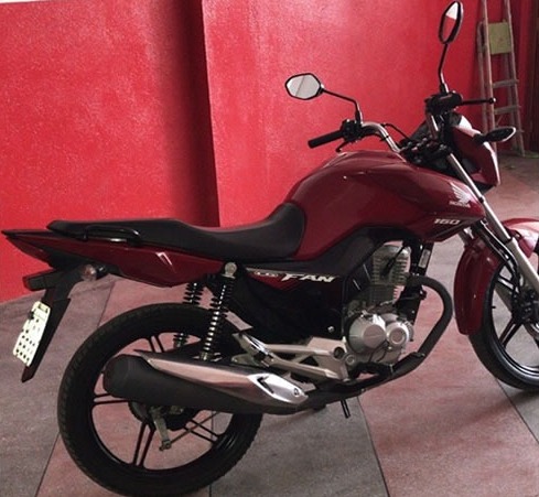 A motocicleta foi rebocada à delegacia de Polícia Civil e após serem adotadas as medidas legais, foi devolvida ao proprietário legítimo (Foto: Reprodução)