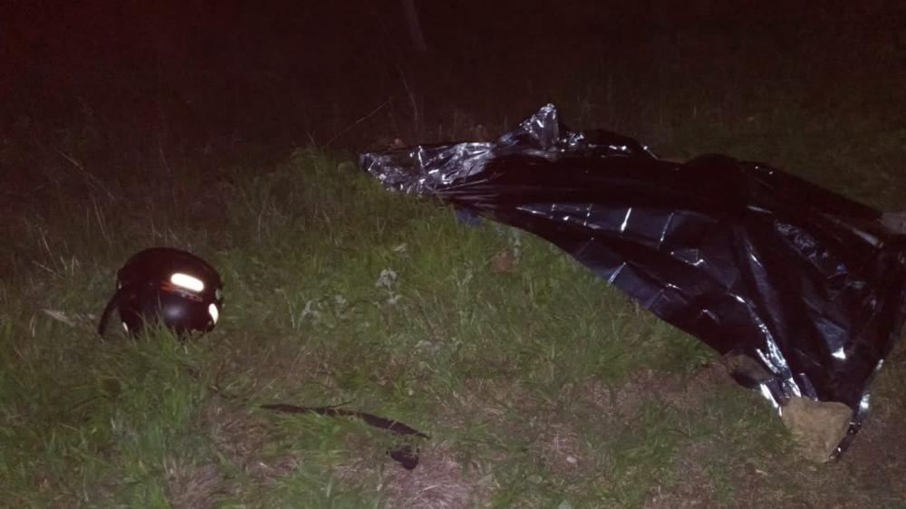 A área do sinistro de trânsito foi isolada até a chegada da PRF e dos peritos da Polícia Civil, posteriormente o corpo foi levado ao IML para ser feita a autópsia (Foto: Reprodução)