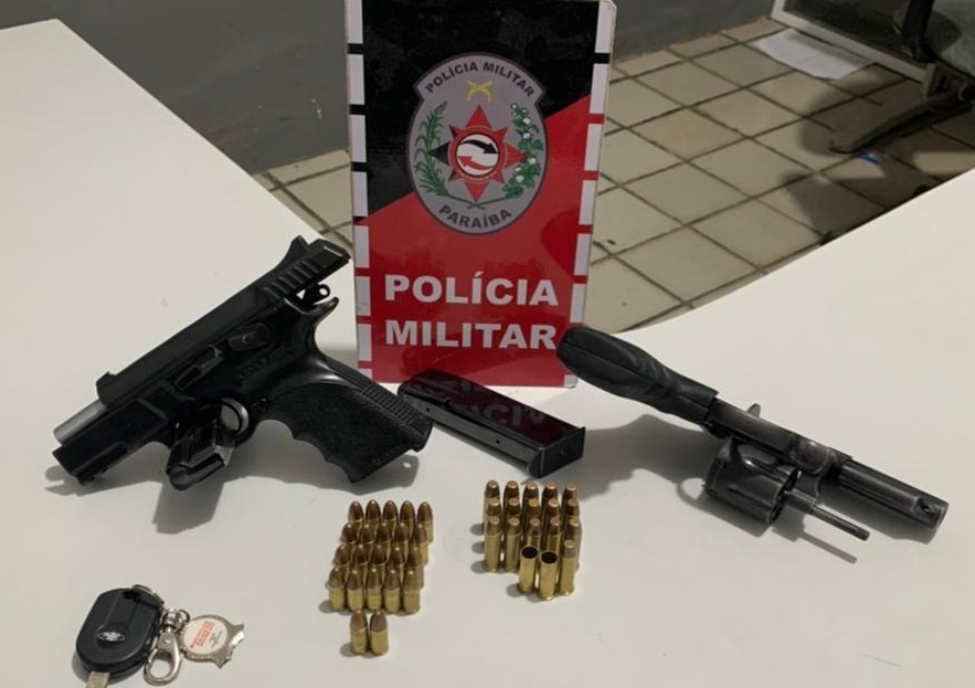 Os investigados foram presos e conduzidos à delegacia de Polícia Civil, e apresentados a autoridade policial judiciária, para serem realizados os procedimentos pertinentes ao caso (Foto: Divulgação PMPB)