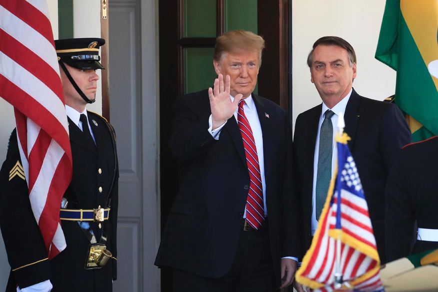 A medida assinada por Trump altera a Seção 230 da Lei de Decência nas Comunicações, que oferece às empresas imunidade sobre o conteúdo veiculado por seus usuários e as protege de ações judiciais. (Foto: Reprodução)