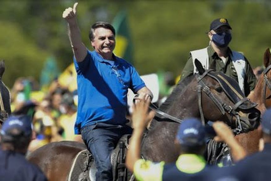 Em seguida, andou a cavalo diante de manifestantes. o presidente não deu declarações. (Foto: Reprodução).