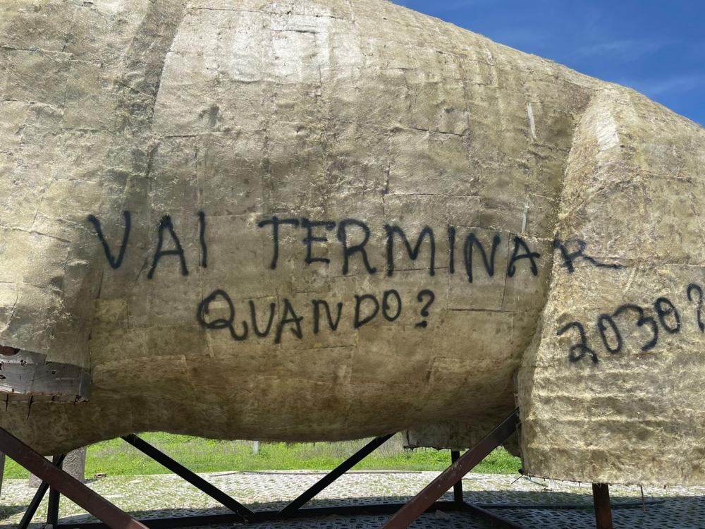 Obra inacabada da gestão Tyrone é pichada com frase de deboche: “Vai terminar quando? 2030?”