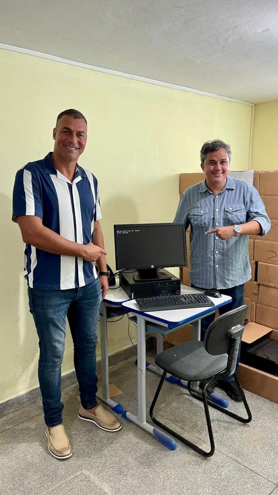 Efraim Filho e o prefeito de Sapé, Major Sidnei (Foto: Divulgação/Redes Sociais)