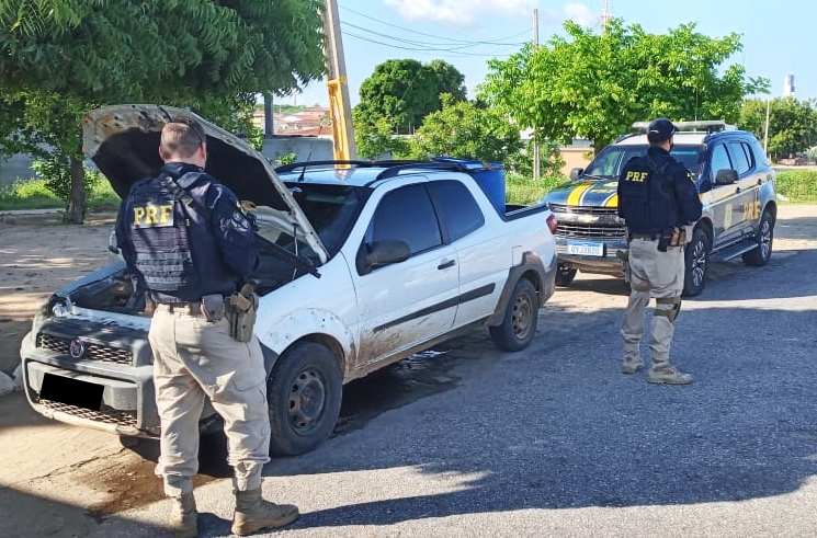O veículo adulterado circulava clonado nas rodovias federais. Um homem foi detido durante a ação (Foto: Divulgação PRF)