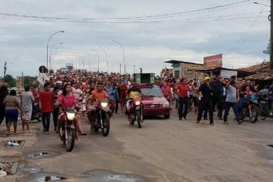 Centenas de pessoas estavam na passeata e circularam em protesto pelas dua cidades — Foto: (Foto: Divulgação).