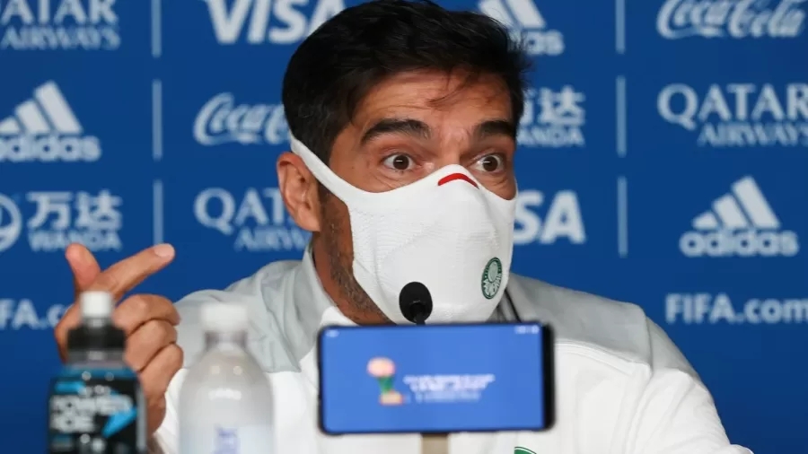 Abel Ferreira concede entrevista às vesperas da estreia do Palmeiras no Mundial (Imagem: Fabio Menotti)
