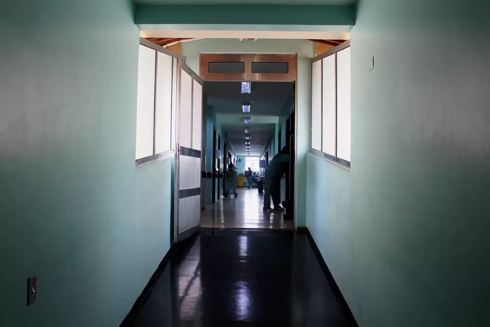 Corredor da Santa Casa de Sorocaba, no interior de SP, que registra 100% de ocupação em leitos de UTI Covid — Foto: Pâmela Ramos/G1