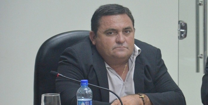 Vereador diz que prefeito de Sousa investiu em máscaras para replicas de dinossauros em Sousa.
