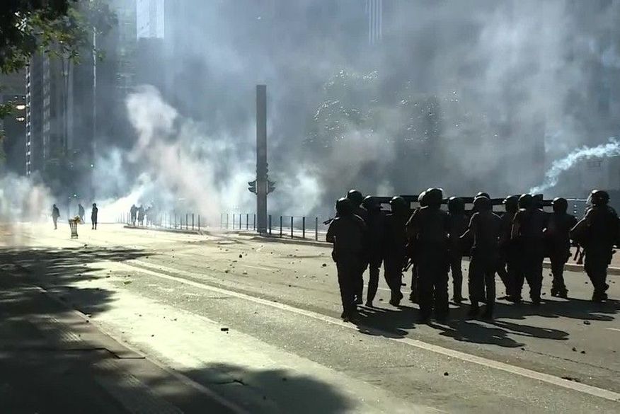 PM usa bombas de gás em confronto com manifestantes na Avenida Paulista, em São Paulo, no último domingo (31) — Foto: (Foto: Reprodução/TV Globo)