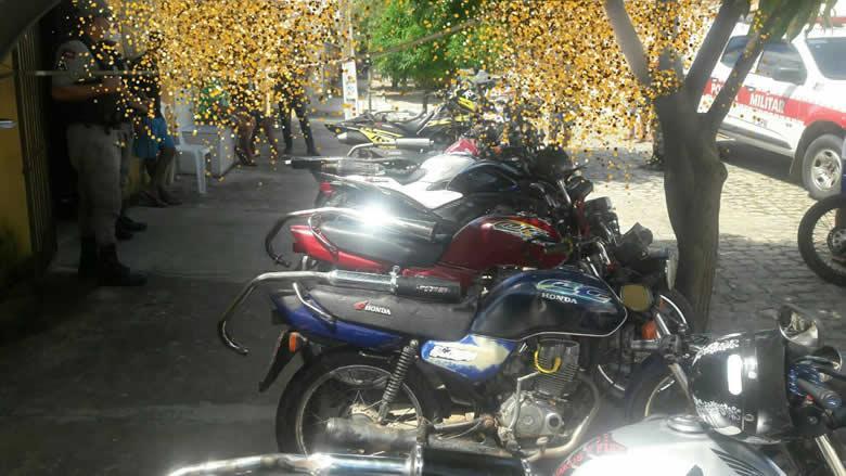 Motos apreendidas durante o primeiro dia da operação policial. (Foto: Reprodução).