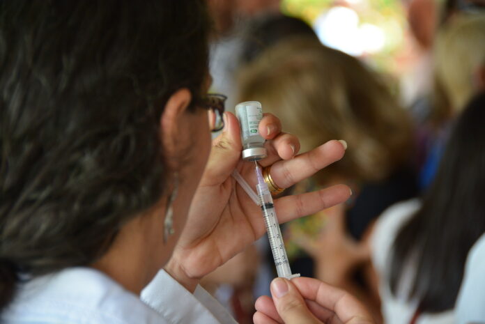 A vacina, que nesta semana entrou na terceira fase de testes clínicos, será aplicada em pelo menos 10 mil pessoas em todo o mundo. (Foto: Reprodução).