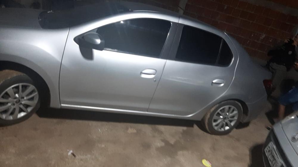 Diante dos fatos, os dois jovens e o dono da oficina foram conduzidos à delegacia de Polícia Civil juntamente com o carro recuperado (Foto: Reprodução)