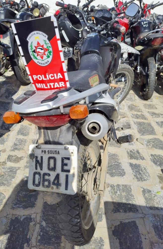 Posteriormente a moto foi levada à delegacia de Polícia Civil, e em seguida devolvida ao proprietário legítimo (Foto: Reprodução)